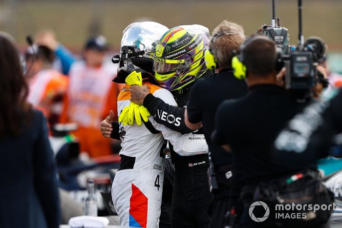 Lando Norris, McLaren, 2ª posición, Lewis Hamilton, Mercedes-AMG, 3ª posición, se felicitan mutuamente en Parc Ferme