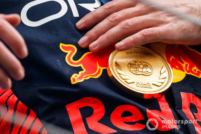 La medalla de la FIA concedida a Max Verstappen, Red Bull Racing, 1ª posición, en el podio.