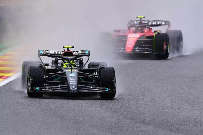 Lewis Hamilton, Mercedes F1 W14, Carlos Sainz, Ferrari SF-23