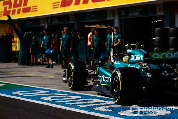 Fernando Alonso, Aston Martin AMR23, en boxes durante la clasificación