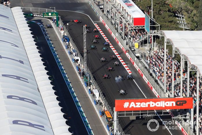 Charles Leclerc, Ferrari SF-23, Sergio Pérez, Red Bull Racing RB19, Max Verstappen, Red Bull Racing RB19, George Russell, Mercedes F1 W14, el resto de la parrilla en la salida.