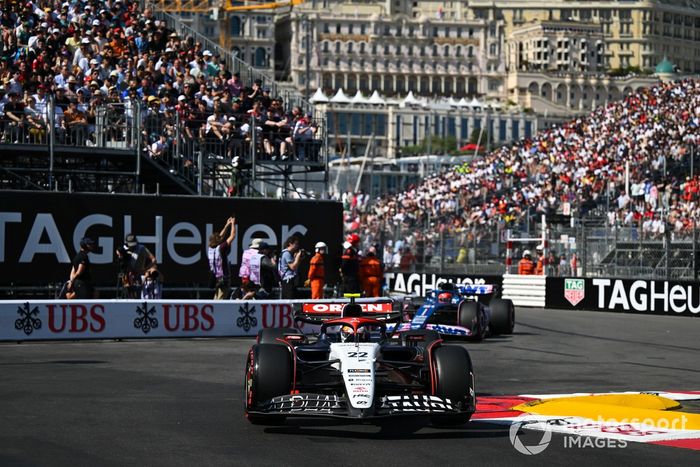 Yuki Tsunoda, AlphaTauri AT04, Esteban Ocon, Alpine A523