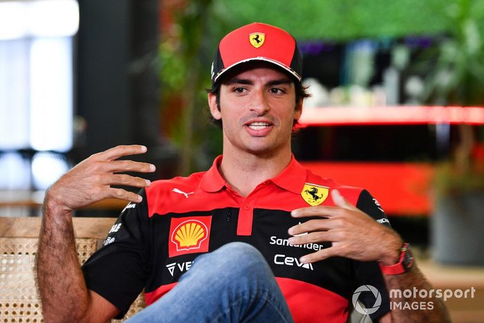 Carlos Sainz Jr., Ferrari durante una entrevista 