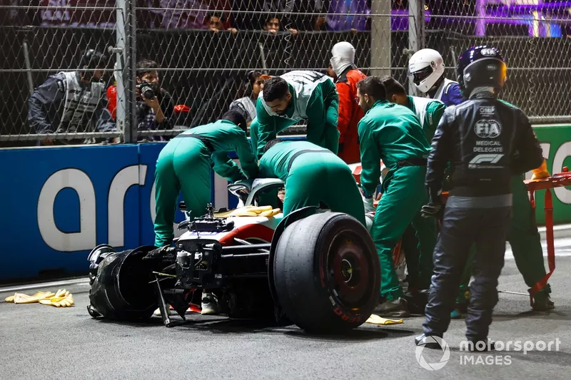 I marshal rimuovono i resti della vettura diMick Schumacher, Haas VF-22, dopo il pesante incidente in Q2