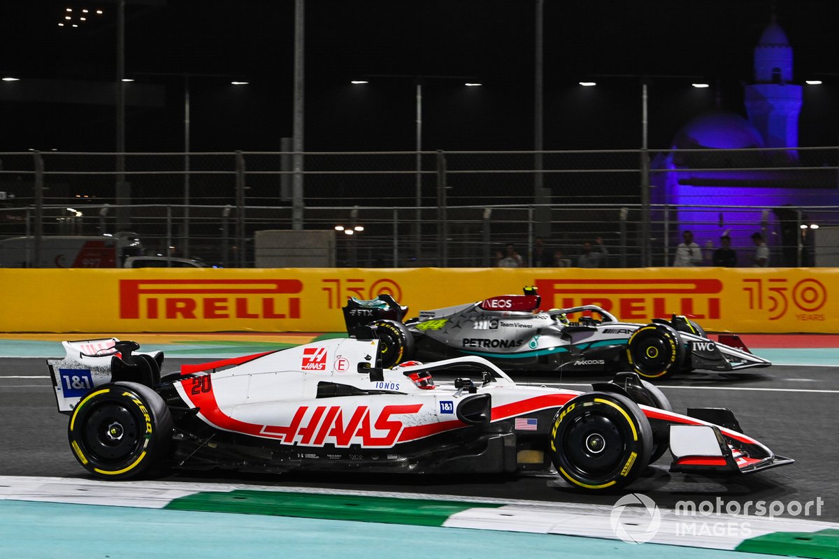 Kevin Magnussen, Haas VF-22, Lewis Hamilton, Mercedes W13