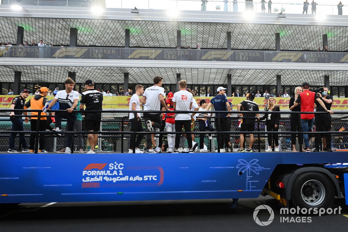 Les pilotes sur le bus de la parade, avant la course.