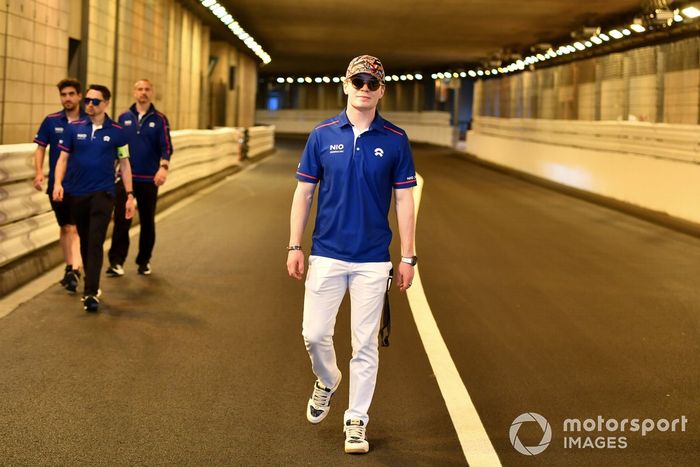 Dan Ticktum, NIO 333, pasea por la pista con sus ingenieros