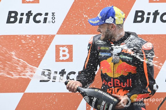 Podio: ganador Brad Binder, Red Bull KTM Factory Racing