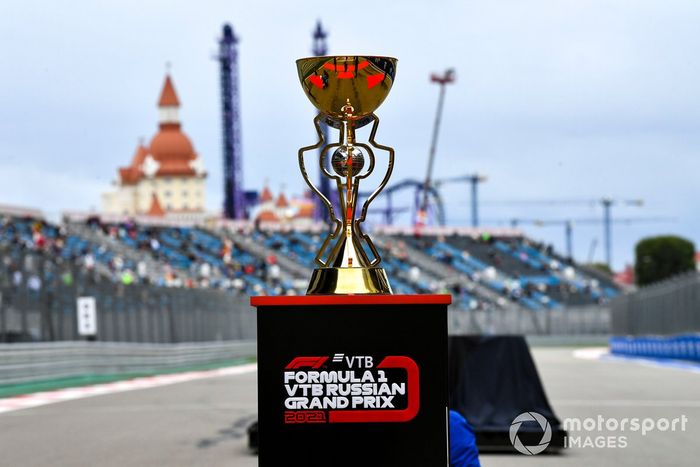 El trofeo en la parrilla antes de la salida