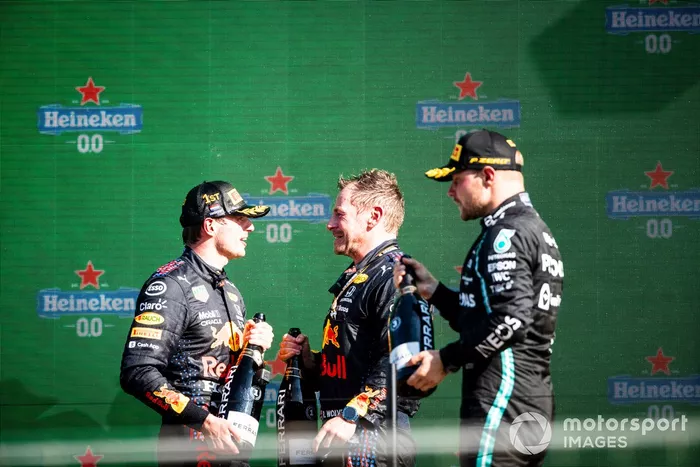 Podio: ganador Max Verstappen, Red Bull Racing, tercer lugar Valtteri Bottas, Mercedes