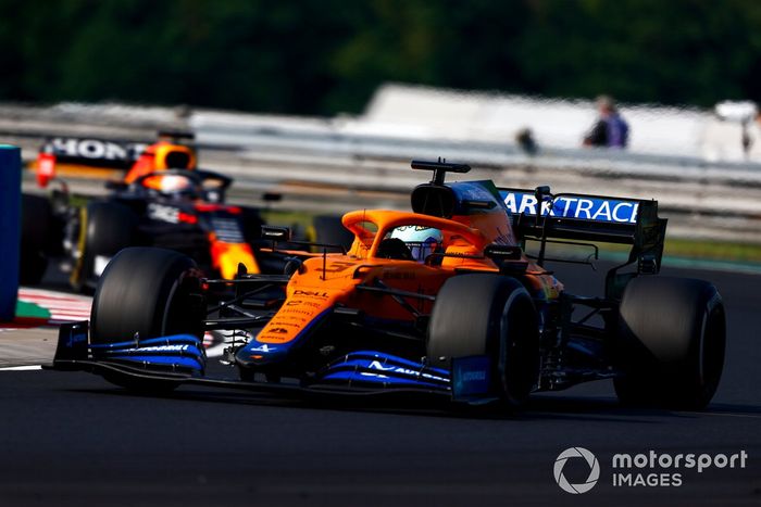 Daniel Ricciardo, McLaren MCL35M, Max Verstappen, Red Bull Racing RB16B