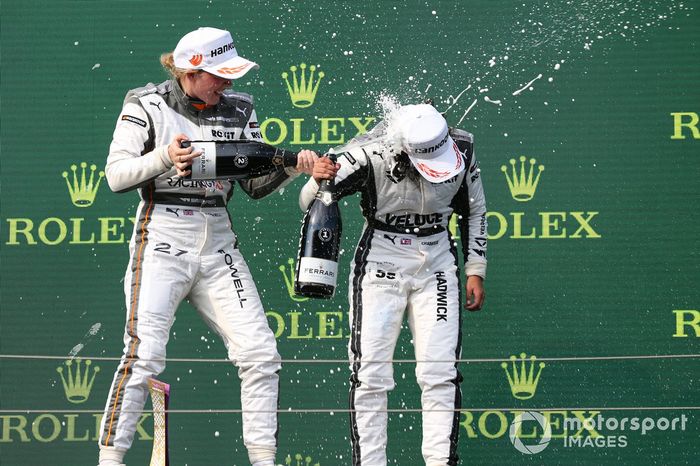 Podio: segundo lugar Alice Powell, ganadora Jamie Chadwick 