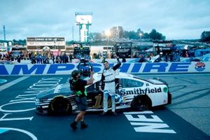 Race winner Aric Almirola, Stewart-Haas Racing, Ford Mustang