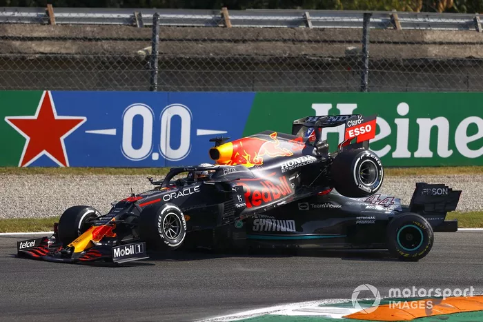 Choque de Lewis Hamilton, Mercedes W12 y Max Verstappen, Red Bull Racing RB16B,