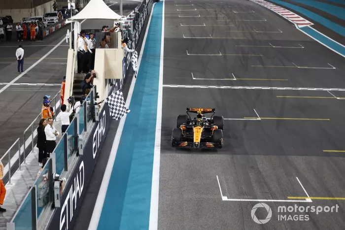 Lando Norris, McLaren MCL38, 1ère position, prend le drapeau à damier