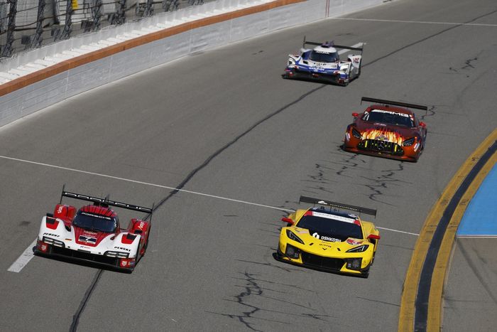 #7 Porsche Penske Motorsport Porsche 963: Felipe Nasr, Nick Tandy, Laurens Vanthoor, #3 Corvette Racing by Pratt Miller Motorsports Corvette Z06 GT3.R: Antonio Garcia, Alexander Sims, Daniel Juncadella