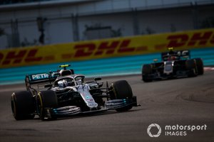 Valtteri Bottas, Mercedes AMG W10, Kevin Magnussen, Haas F1 Team VF-19