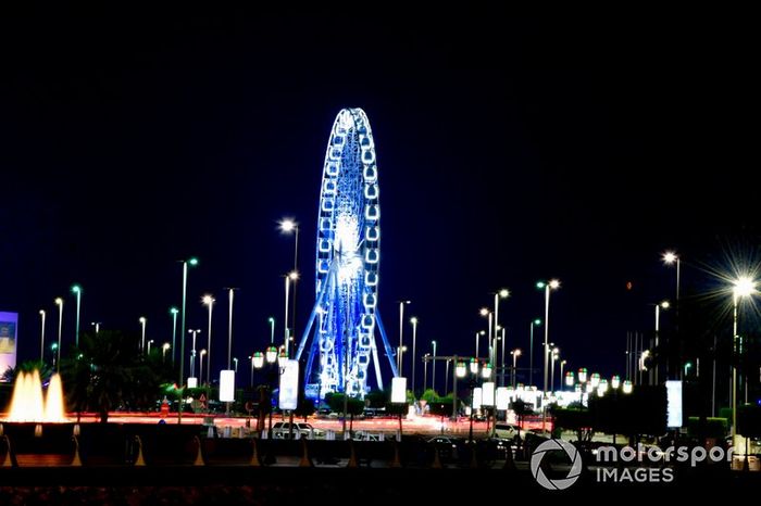 Una vista general de Abu Dhabi al caer la noche