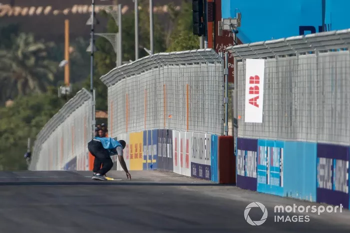Un comisario retira restos de la pista en Ad Diriyah