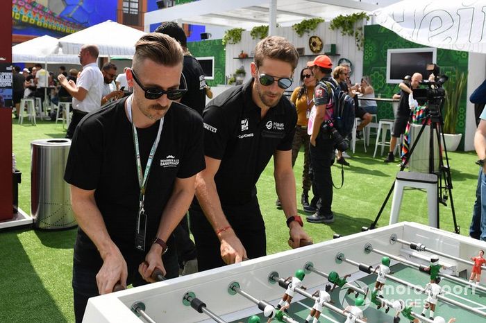 Romain Grosjean, Haas F1 juega al futbolín