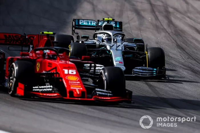 La lotta tra Charles Leclerc, Ferrari SF90 e Valtteri Bottas, Mercedes AMG W10