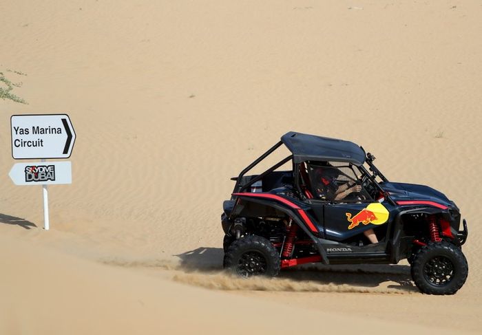 Max Verstappen, Alexander Albon, Red Bull Racing, Red Bull Desert Racing en Skydive Dubai