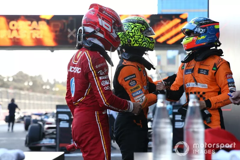 Charles Leclerc, Scuderia Ferrari, 2ème position, Lando Norris, McLaren F1 Team, félicitent Oscar Piastri, McLaren F1 Team, 1ère position, au Parc Ferme