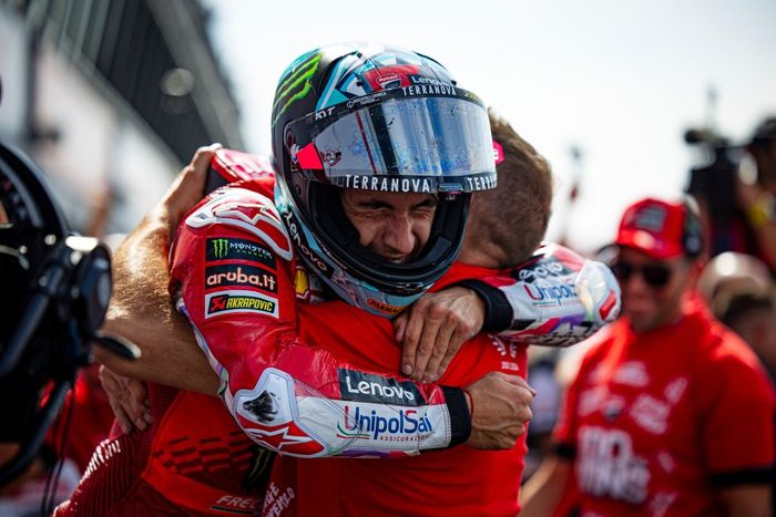 Enea Bastianini, del equipo Ducati, celebra con los miembros del equipo