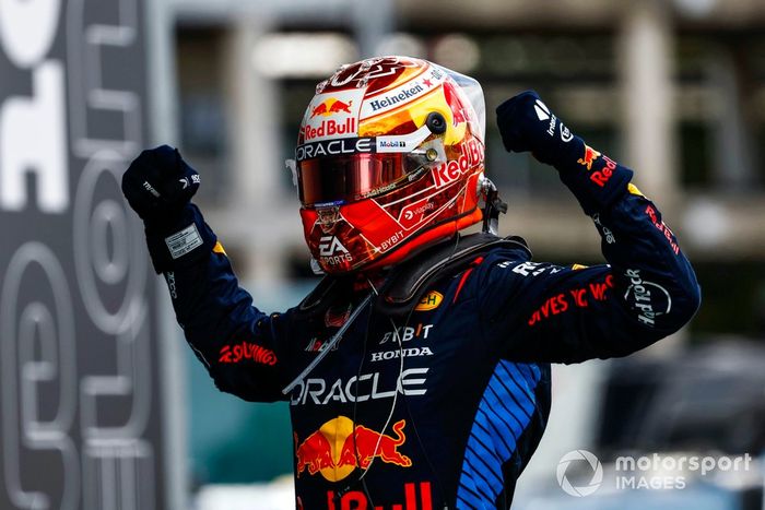 Max Verstappen, Red Bull Racing, 1ª posición, celebra a su llegada al Parc Ferme