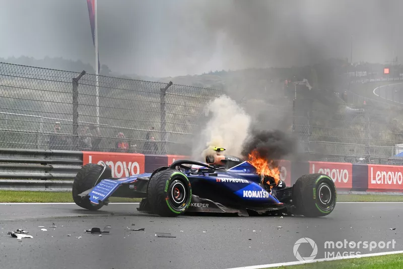 Logan Sargeant, Williams FW46, chute pendant la FP3, provoquant un incendie à l'arrière de sa voiture.