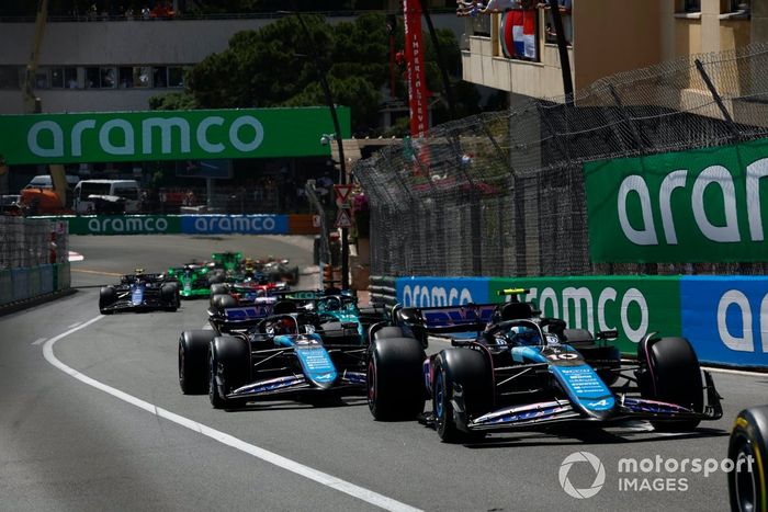 Pierre Gasly, Alpine A524, Esteban Ocon, Alpine A524, Lance Stroll, Aston Martin AMR24, el resto del pelotón en la salida.