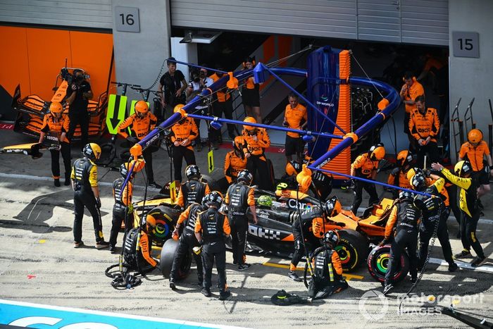 Lando Norris, McLaren MCL38, en boxes tras el contacto con Max Verstappen, Red Bull Racing RB20.