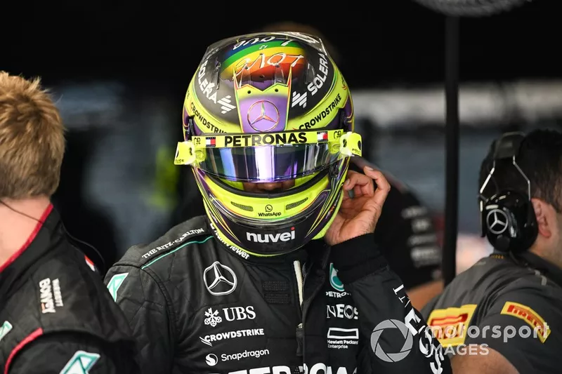 Lewis Hamilton, Mercedes-AMG F1 Team, dans le garage de l'équipe