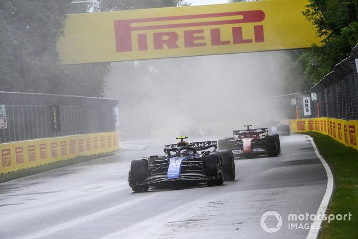 Logan Sargeant, Williams FW46, Carlos Sainz, Ferrari SF-24