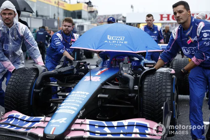 Fernando Alonso, Alpine A522, llega a la parrilla