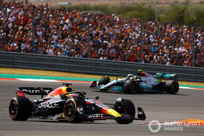 Max Verstappen, Red Bull Racing RB18, lidera a Sir Lewis Hamilton, Mercedes W13