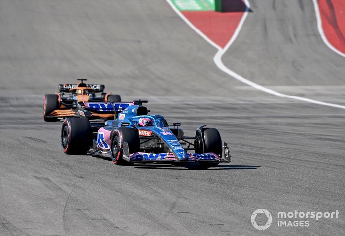 Fernando Alonso, Alpine A522, Daniel Ricciardo, McLaren MCL36