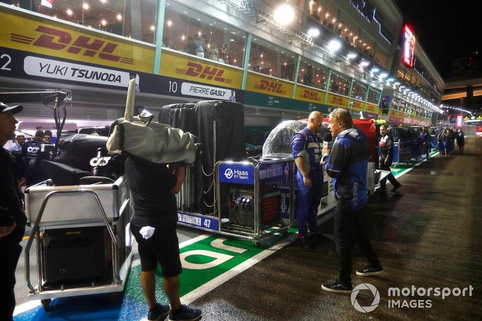 Reportero y equipo de cámara fuera del garaje de Haas F1