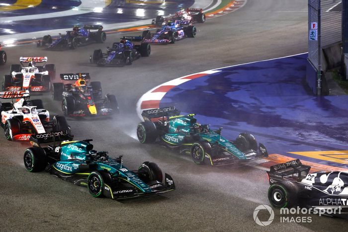 Yuki Tsunoda, AlphaTauri AT03, Lance Stroll, Aston Martin AMR22, Sebastian Vettel, Aston Martin AMR22, Kevin Magnussen, Haas VF-22, Max Verstappen, Red Bull Racing RB18, el resto en la salida