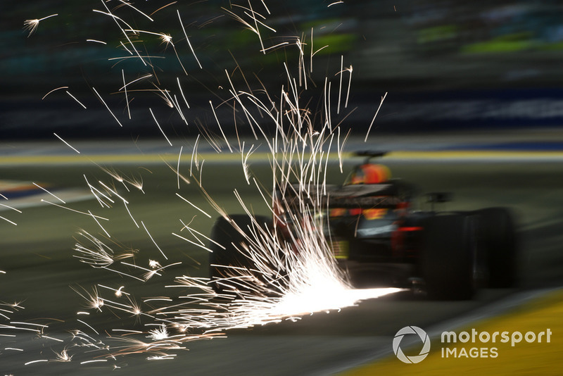Daniel Ricciardo, Red Bull Racing RB14 sparks