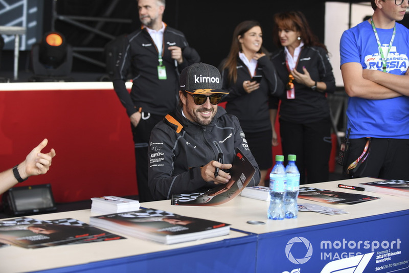 Fernando Alonso, McLaren firma autógrafos