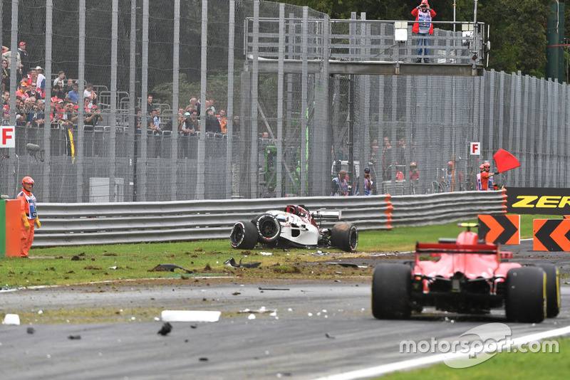 Marshals and the crashed car of Marcus Ericsson, Alfa Romeo Sauber C37 in FP2