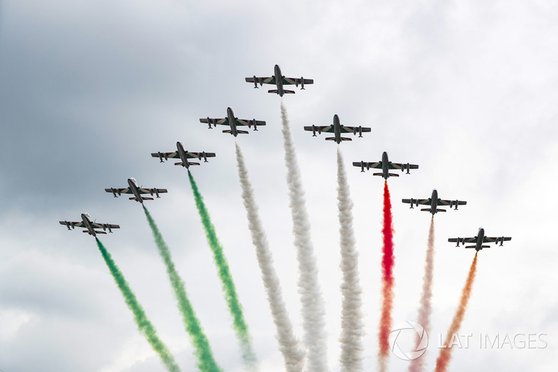 El equipo de acrobacias aéreas de la Fuerza Aérea Italiana, Frecce Tricolori, se exhibe para la multitud en su avión Aermacchi MB339A