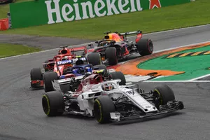 Charles Leclerc, Sauber C37, Pierre Gasly, Scuderia Toro Rosso STR13, Sebastian Vettel, Ferrari SF71H et Daniel Ricciardo, Red Bull Racing RB14 en lutte
