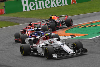 Charles Leclerc, Sauber C37, Pierre Gasly, Scuderia Toro Rosso STR13, Sebastian Vettel, Ferrari SF71H and Daniel Ricciardo, Red Bull Racing RB14 battle