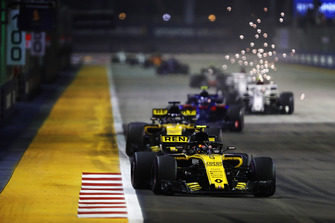 Carlos Sainz Jr., Renault Sport F1 Team R.S. 18, devant Nico Hulkenberg, Renault Sport F1 Team R.S. 18, Brendon Hartley, Toro Rosso STR13 Honda, et Marcus Ericsson, Alfa Romeo Sauber C37