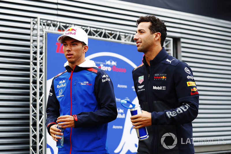 Daniel Ricciardo, Red Bull Racing RB14 y Pierre Gasly, Toro Rosso STR13