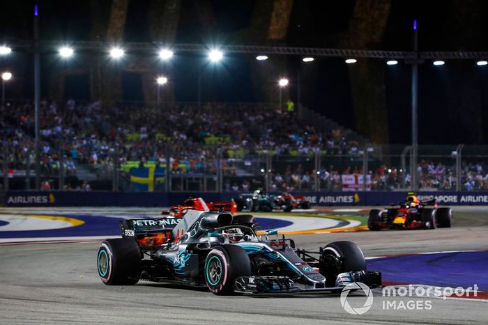 Lewis Hamilton, Mercedes AMG F1 W09 EQ Power+,  Sebastian Vettel, Ferrari SF71H, y Max Verstappen, Red Bull Racing RB14