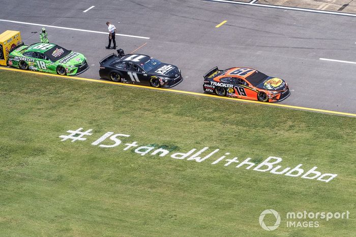 #IStandWithBubba pintado en la hierba