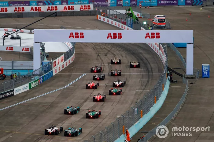 Jean-Eric Vergne, DS Techeetah, DS E-Tense FE20 y Antonio Félix da Costa, DS Techeetah, DS E-Tense FE20 lideran el pelotón en la salida